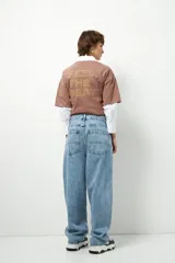 Jean celeste de tiro bajo, corte baggy y estilo urbano.