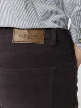 Pantalon de pana color tostado, de corte regular fit, con cinco bolsillos clásicos, cierre de botón y cremallera.