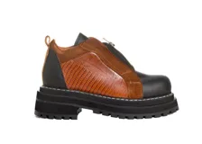 Botinetas de cuero combinadas en color negro y marrón, con diseño de paneles, cierre frontal y suela track dentada.