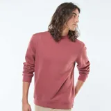 Buzo de felpa perchada color rojo oscuro o terracota, de cuello redondo con detalle de pico (v-stitch) en el escote. Diseño liso y corte estándar.
