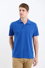 Remera de hombre color azul con cuello polo y mangas cortas.