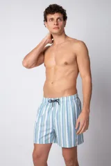 Short de baño con diseño de rayas verticales en blanco y negro, con cintura elástica ajustable mediante cordón y logo metálico pequeño en el ruedo.