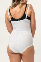 Faja abdominal color piel, de alta contención, cavada y reforzada en la zona abdominal. Tiene breteles desmontables y regulables, broche en la entrepierna con fundillo de algodón.