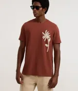 Remera marrón de corte regular, cuello redondo y manga corta, con estampa bordada de una palmera en el frente.