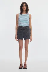 Short de denim gris oscuro, de tiro alto y corte relaxed fit, con piernas anchas, costuras verticales decorativas en la parte delantera y bolsillos.