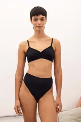 Soutien de copa soft sin aro, color beige claro, con tirantes finos ajustables y detalle de frunce central.