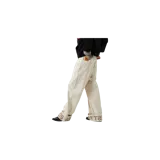Pantalón de jean Eme Studios, modelo Riot Turned Off Sand, color beige, de corte recto y tiro medio con botamangas rebatidas que muestran la inscripción de la marca estampada en color marrón.