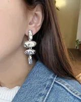 Par de aros colgantes con eslabones ovalados en color dorado y plateado.