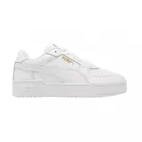 Championes Puma modelo CA Pro Classic II, de diseño urbano con plataforma, color blanco con detalles de logo en dorado.