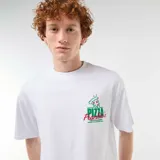 Remera blanca de manga corta y cuello redondo, confeccionada en algodón liso con un pequeño estampado gráfico frontal.