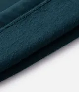 Buzo de cuello alto con medio cierre frontal, confeccionado en tejido de algodón con felpa. Presenta un corte boxy holgado, mangas largas con puños elásticos y una estampa gráfica circular en la espalda con la inscripción Off-Track Studio Company.