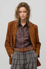 Camisa de brocato con estampado de margaritas color chocolate.