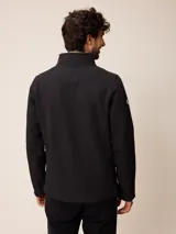 Campera softshell color gris, con cierre frontal completo, cuello alto y bolsillos laterales y en el pecho con cierre. Cuenta con logo bordado en el pecho y ajuste en los puños.