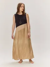 Vestido largo sin mangas de corte recto, con diseño en bloques de color horizontal que combina gris claro en la parte superior, una franja marrón en el centro y una falda mostaza con efecto desgastado.