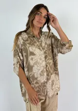 Camisa de manga larga con estampado floral en tonos beige y marrón.
