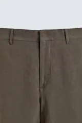 Pantalón de corte flare fit confeccionado en una mezcla de viscosa y lino. Presenta bolsillos delanteros, bolsillos traseros de vivo, cierre frontal con cremallera y gancho metálico oculto.