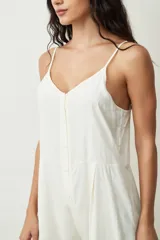 Mono corto negro con breteles finos y botones frontales.