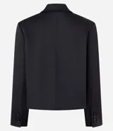 Blazer corto de sastrería marca Cortelle, confeccionado en tejido satinado con acabado brillante. Presenta solapas clásicas, cierre frontal cruzado con botones, bolsillos delanteros con solapa y mangas largas.