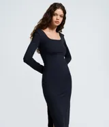 Vestido midi de manga larga con escote cuadrado, confeccionado en microfibra de poliamida y elastano. Presenta un diseño ajustado al cuerpo con una abertura lateral en el ruedo.
