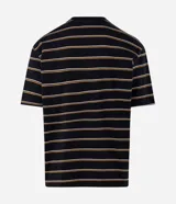 Remera de corte relajado y mangas cortas, confeccionada en mezcla de algodón y poliéster. Presenta un diseño de rayas finas horizontales en color blanco y mostaza sobre base negra, con cuello redondo.