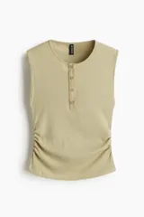 Musculosa de punto acanalado color verde militar, de corte ajustado, con cuello redondo, tapeta con botones al frente y fruncidos laterales en la cintura.
