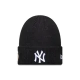 Gorro tipo beanie de punto acanalado en color negro, con el logo de los New York Yankees bordado en el frente y el logo de New Era en el lateral.