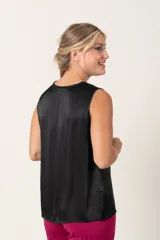 Blusa negra de satén con cuello en V y tablón delantero.