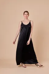 Vestido largo blanco de satén y viscosa, con breteles finos regulables y escote en V.