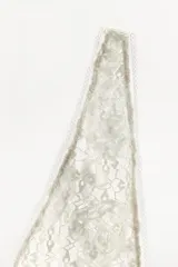 Sujetador triangular confeccionado en encaje suave con diseño de relieve. Presenta escote en pico, tirantes ajustables y cierre posterior con gancho metálico.