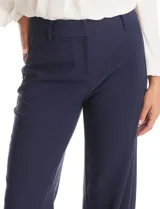 Pantalón sastrero de tiro alto y pierna ancha, con cierre frontal y gancho interno. Presenta bolsillos laterales de ojal y un diseño minimalista con caída fluida.