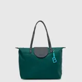 Bolso tipo tote de diseño minimalista, color verde oscuro, con manijas y solapa frontal en color gris. Incluye un dije colgante con la letra B en color turquesa.