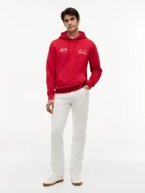 Buzo con capucha de Tommy Hilfiger en colaboración con Cadillac Formula 1 Team. Confeccionado en algodón, presenta un diseño de color rojo con bolsillo tipo canguro, puños y bajo acanalados. Incluye bordados en el pecho con banderas cruzadas y el logo de la colaboración.