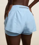 Bermuda deportiva tipo runner de microfibra color azul marino, con cintura elástica, bolsillo con cierre y diseño holgado con bajo redondeado.