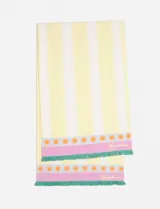 Pareo rectangular de algodón con rayas verticales amarillas pálidas y blancas. Presenta un borde decorativo en los extremos con una franja rosa, una franja celeste con pequeños soles naranjas, y flecos en color verde azulado.