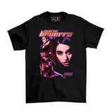 Remera negra de algodón con estampa frontal estilo vintage que presenta múltiples imágenes de la artista María Becerra en tonos violeta y naranja.