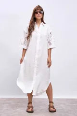 Vestido camisero blanco de lino con mangas cortas abullonadas de encaje y corte midi.