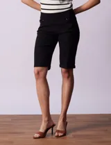 Bermuda blanca de gabardina elastizada marca Zac & Rachel. Tiene pretina ancha elastizada, bolsillos delanteros y traseros, y ruedo con dobladillo.