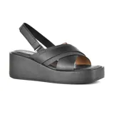 Sandalias negras con plataforma y tiras cruzadas.