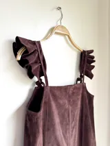 Vestido corto marrón de gamuza con breteles anchos con volados y corte recto.