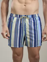 Short de baño con diseño de rayas verticales en tonos azules, blancos y amarillos. Cuenta con cintura elástica con cordón de ajuste en color amarillo y malla interior para mayor soporte.