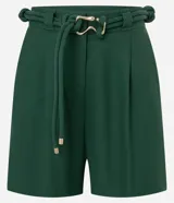 Short de viscosa, lino y poliéster color verde, con cinturón de cuerda doble y hebilla metalizada, trabillas en la cintura y pliegues delanteros.