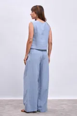 Pantalón celeste de lino de corte palazzo con pinzas en la cintura.