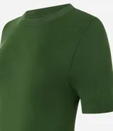 Blusa básica de punto Cortelle, color verde oscuro, con cuello redondo y manga corta.