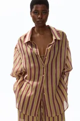 Camisa H&M de corte oversized en mezcla de lyocell, con estampado de rayas verticales en tonos bordó, beige y verde oliva. Presenta cuello camisero, abertura frontal con botones, hombros caídos y mangas largas con puños abotonados.