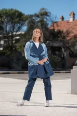 Tapado de jean con diseño color block en dos tonos de azul, con cuello solapa y lazo para atar en la cintura.