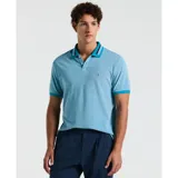 Polo celeste de corte slim fit, confeccionada en algodón orgánico. Presenta cuello y puños con rayas en contraste, cierre de dos botones y logo de pingüino bordado en el pecho.