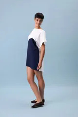Remerón corto de algodón, con diseño bicolor blanco y azul marino.