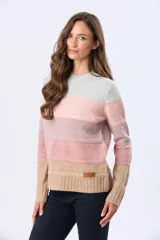 Buzo tejido de punto con diseño de rayas horizontales en tonos gris, rosa, malva y beige. Presenta cuello redondo, mangas largas y puños acanalados, con una pequeña etiqueta de cuero sintético en el ruedo.