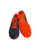 Championes de fútbol Umbro Classic II TF, color negro con detalles en verde neón. Capellada de cuero sintético y suela de goma con tapones para césped artificial.