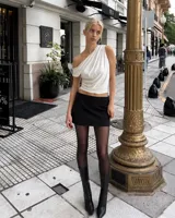 Minifalda negra de talle bajo y corte recto.